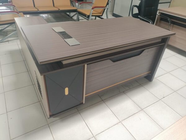 Modern Executive Office Desk – Sleek Design with Smart Detailing - Image 4